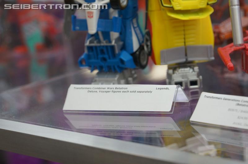 SDCC 2015 - Hasbro Booth: Combiner Wars Scattershot and Betatron
